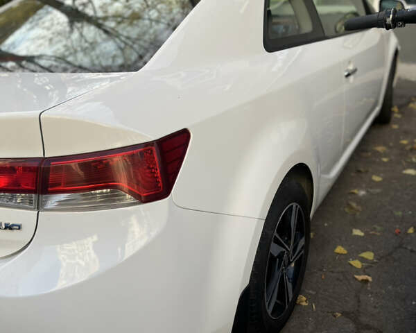 Белый Киа Cerato KOUP, объемом двигателя 1.6 л и пробегом 235 тыс. км за 6800 $, фото 6 на Automoto.ua