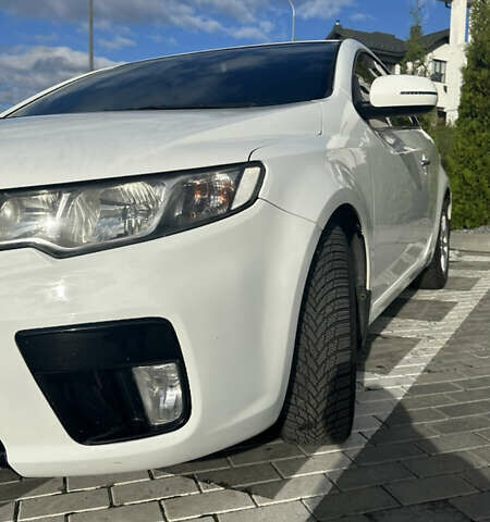 Белый Киа Cerato KOUP, объемом двигателя 2 л и пробегом 200 тыс. км за 8500 $, фото 4 на Automoto.ua