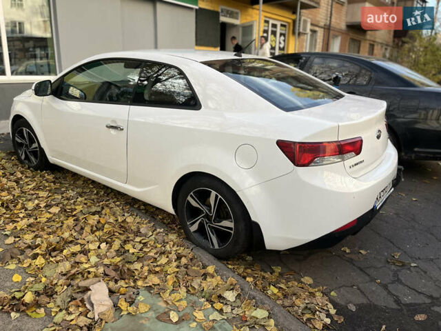 Белый Киа Cerato KOUP, объемом двигателя 1.6 л и пробегом 235 тыс. км за 6800 $, фото 4 на Automoto.ua