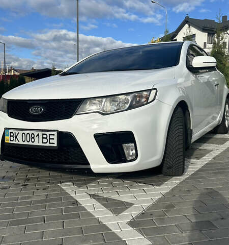 Белый Киа Cerato KOUP, объемом двигателя 2 л и пробегом 200 тыс. км за 8500 $, фото 3 на Automoto.ua