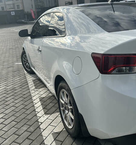 Белый Киа Cerato KOUP, объемом двигателя 2 л и пробегом 200 тыс. км за 8500 $, фото 6 на Automoto.ua