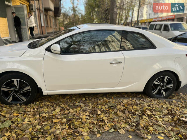 Белый Киа Cerato KOUP, объемом двигателя 1.6 л и пробегом 235 тыс. км за 6800 $, фото 3 на Automoto.ua