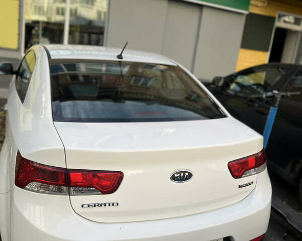 Белый Киа Cerato KOUP, объемом двигателя 1.6 л и пробегом 235 тыс. км за 6800 $, фото 5 на Automoto.ua