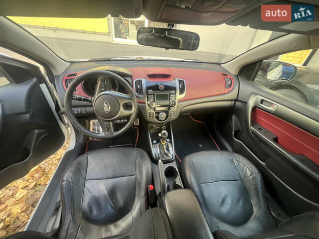 Белый Киа Cerato KOUP, объемом двигателя 1.6 л и пробегом 235 тыс. км за 6800 $, фото 9 на Automoto.ua
