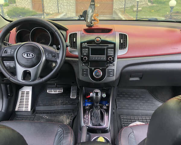 Черный Киа Cerato KOUP, объемом двигателя 2 л и пробегом 230 тыс. км за 8000 $, фото 12 на Automoto.ua