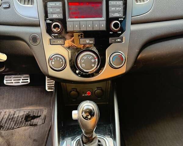 Червоний Кіа Cerato KOUP, об'ємом двигуна 2.4 л та пробігом 182 тис. км за 8500 $, фото 17 на Automoto.ua