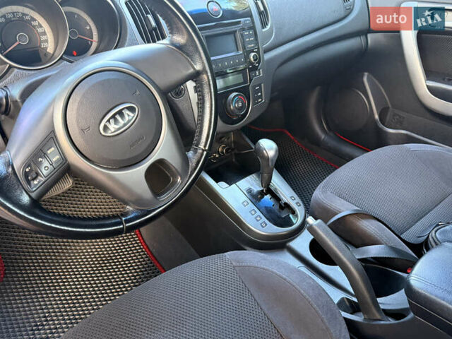 Красный Киа Cerato KOUP, объемом двигателя 1.6 л и пробегом 167 тыс. км за 7000 $, фото 11 на Automoto.ua
