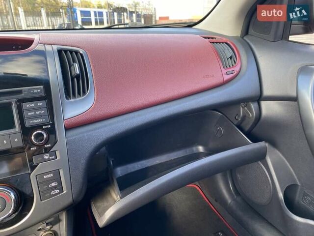 Красный Киа Cerato KOUP, объемом двигателя 2 л и пробегом 107 тыс. км за 10200 $, фото 22 на Automoto.ua