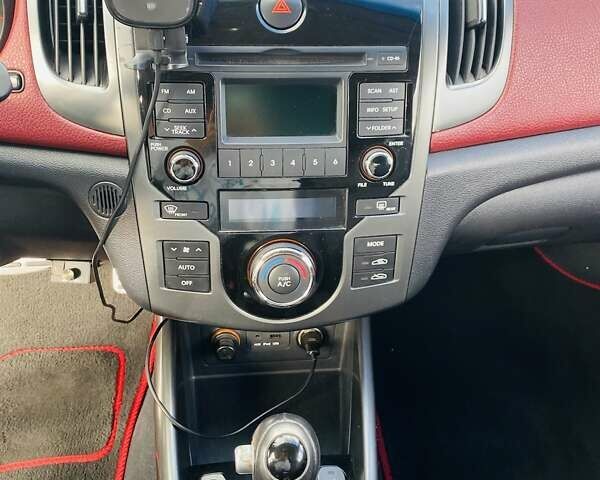 Красный Киа Cerato KOUP, объемом двигателя 2 л и пробегом 107 тыс. км за 10200 $, фото 20 на Automoto.ua