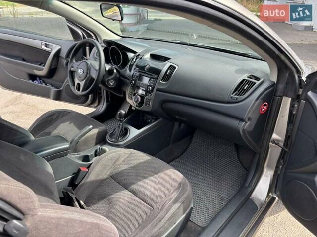 Серый Киа Cerato KOUP, объемом двигателя 1.6 л и пробегом 220 тыс. км за 6500 $, фото 8 на Automoto.ua