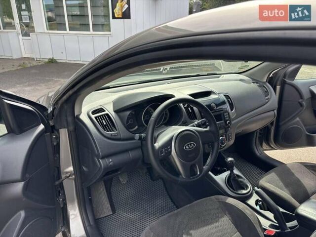 Серый Киа Cerato KOUP, объемом двигателя 1.6 л и пробегом 220 тыс. км за 6500 $, фото 2 на Automoto.ua
