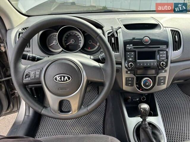 Серый Киа Cerato KOUP, объемом двигателя 1.6 л и пробегом 220 тыс. км за 6500 $, фото 9 на Automoto.ua
