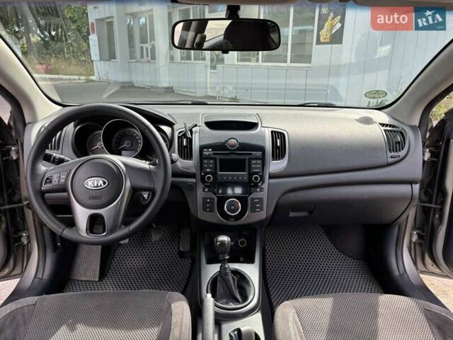 Серый Киа Cerato KOUP, объемом двигателя 1.6 л и пробегом 220 тыс. км за 6500 $, фото 14 на Automoto.ua