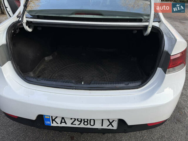 Белый Киа Черато, объемом двигателя 2 л и пробегом 195 тыс. км за 7800 $, фото 9 на Automoto.ua