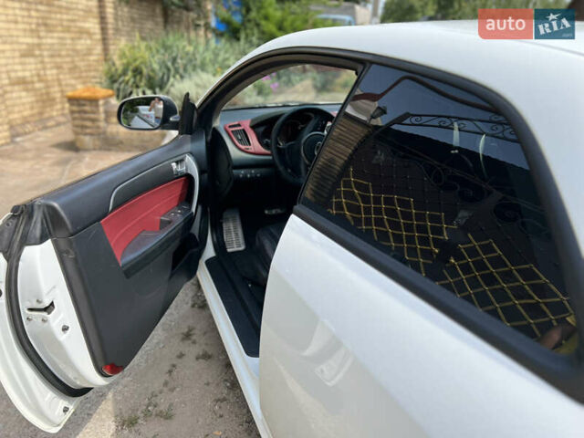 Білий Кіа Черато, об'ємом двигуна 2 л та пробігом 140 тис. км за 9200 $, фото 2 на Automoto.ua