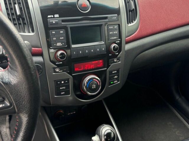 Білий Кіа Черато, об'ємом двигуна 2 л та пробігом 175 тис. км за 8500 $, фото 8 на Automoto.ua