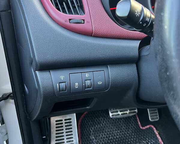 Белый Киа Черато, объемом двигателя 2 л и пробегом 236 тыс. км за 9000 $, фото 6 на Automoto.ua