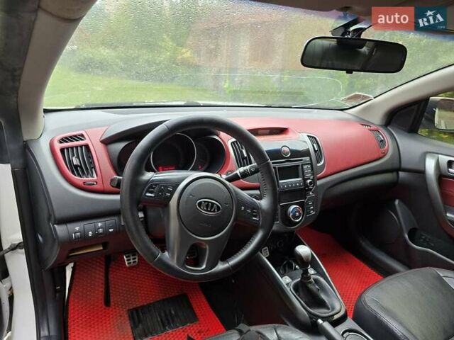 Белый Киа Черато, объемом двигателя 2 л и пробегом 310 тыс. км за 5000 $, фото 4 на Automoto.ua