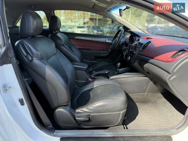 Білий Кіа Черато, об'ємом двигуна 2 л та пробігом 175 тис. км за 6800 $, фото 23 на Automoto.ua