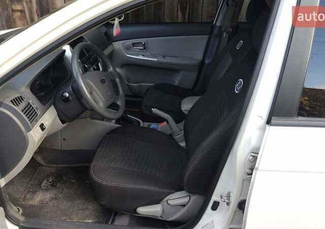 Белый Киа Черато, объемом двигателя 1.6 л и пробегом 144 тыс. км за 5000 $, фото 3 на Automoto.ua