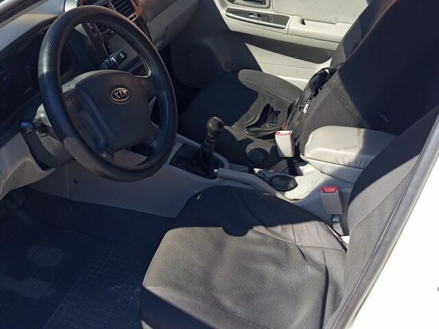 Білий Кіа Черато, об'ємом двигуна 1.6 л та пробігом 290 тис. км за 4400 $, фото 5 на Automoto.ua