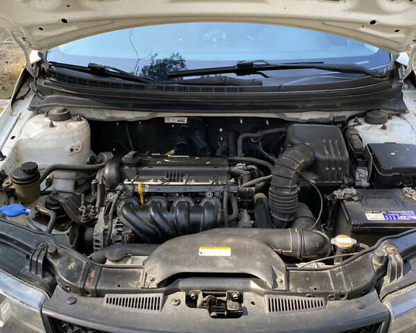 Білий Кіа Черато, об'ємом двигуна 1.6 л та пробігом 168 тис. км за 5800 $, фото 1 на Automoto.ua