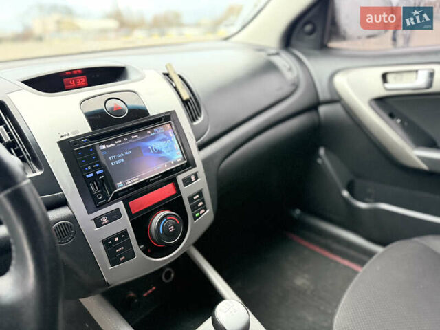 Белый Киа Черато, объемом двигателя 1.59 л и пробегом 168 тыс. км за 4350 $, фото 5 на Automoto.ua