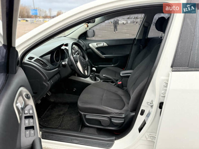 Белый Киа Черато, объемом двигателя 1.59 л и пробегом 168 тыс. км за 4350 $, фото 7 на Automoto.ua
