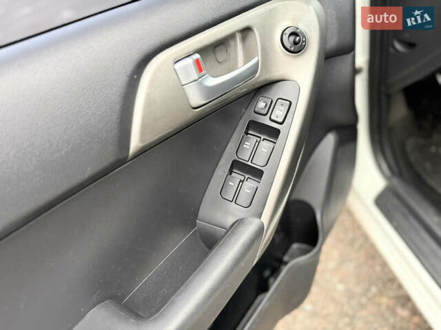 Белый Киа Черато, объемом двигателя 1.59 л и пробегом 168 тыс. км за 4350 $, фото 4 на Automoto.ua