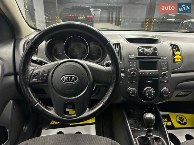 Білий Кіа Черато, об'ємом двигуна 1.59 л та пробігом 180 тис. км за 6300 $, фото 13 на Automoto.ua