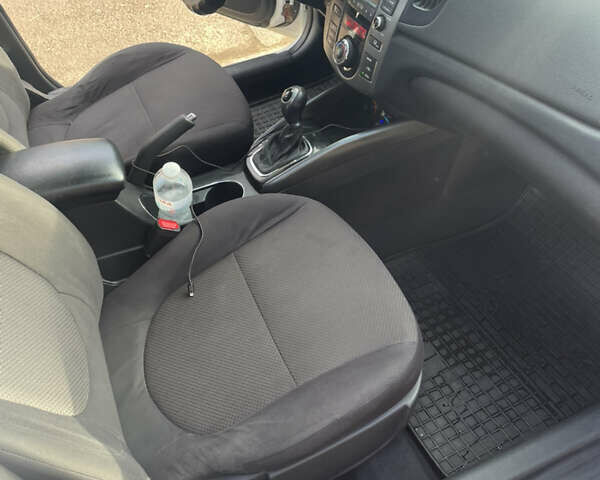 Білий Кіа Черато, об'ємом двигуна 1.6 л та пробігом 180 тис. км за 7500 $, фото 5 на Automoto.ua