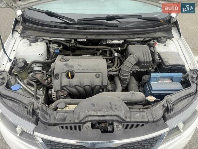Белый Киа Черато, объемом двигателя 1.59 л и пробегом 118 тыс. км за 9600 $, фото 3 на Automoto.ua