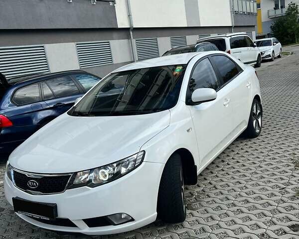 Белый Киа Черато, объемом двигателя 1.59 л и пробегом 180 тыс. км за 6800 $, фото 1 на Automoto.ua