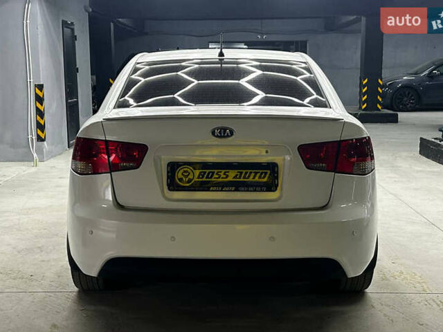 Білий Кіа Черато, об'ємом двигуна 1.59 л та пробігом 180 тис. км за 6300 $, фото 4 на Automoto.ua