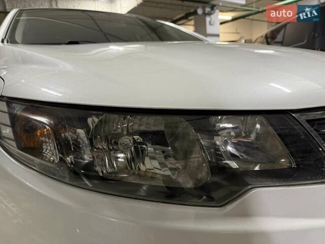 Білий Кіа Черато, об'ємом двигуна 2 л та пробігом 150 тис. км за 11400 $, фото 11 на Automoto.ua