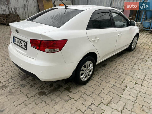 Киа Черато 2011 в Одессе на Automoto.ua Белый Киа Черато, объемом двигателя 1.59 л и пробегом 170 тыс. км за 7800 $, фото 5 на Automoto.ua