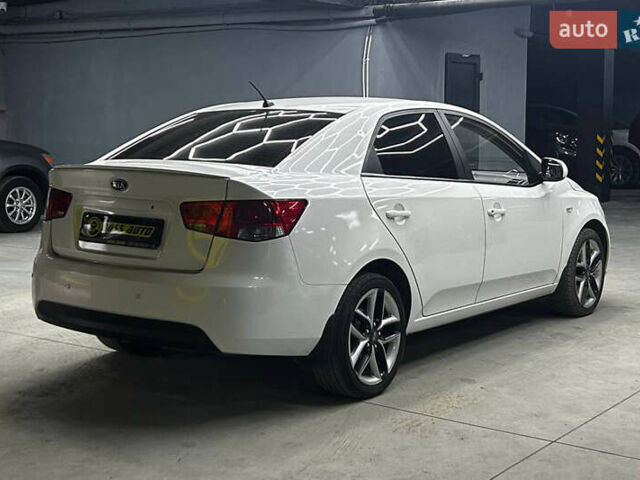 Білий Кіа Черато, об'ємом двигуна 1.59 л та пробігом 180 тис. км за 6300 $, фото 5 на Automoto.ua