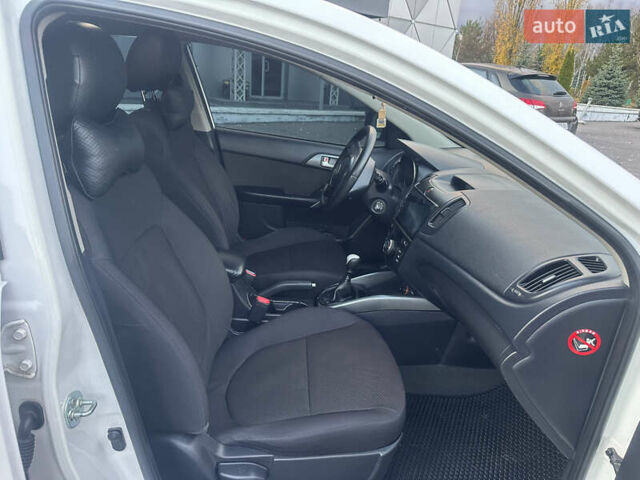 Білий Кіа Черато, об'ємом двигуна 1.59 л та пробігом 154 тис. км за 7500 $, фото 6 на Automoto.ua