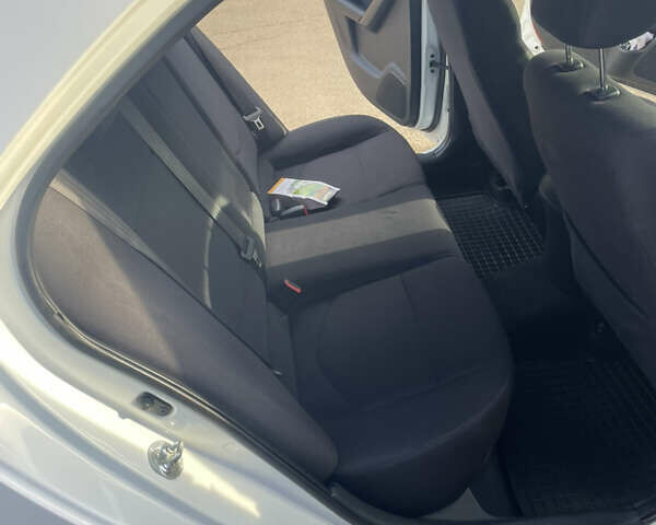 Білий Кіа Черато, об'ємом двигуна 1.6 л та пробігом 180 тис. км за 7500 $, фото 4 на Automoto.ua