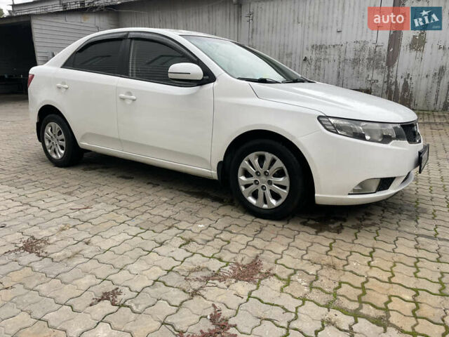 Киа Черато 2011 в Одессе на Automoto.ua Белый Киа Черато, объемом двигателя 1.59 л и пробегом 170 тыс. км за 7800 $, фото 4 на Automoto.ua