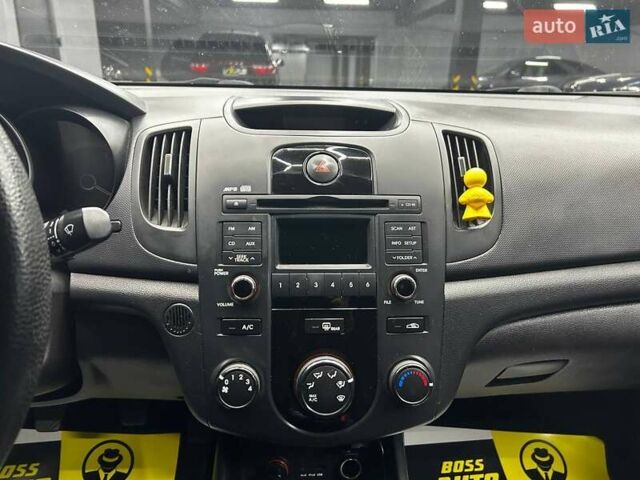 Білий Кіа Черато, об'ємом двигуна 1.59 л та пробігом 180 тис. км за 6300 $, фото 11 на Automoto.ua