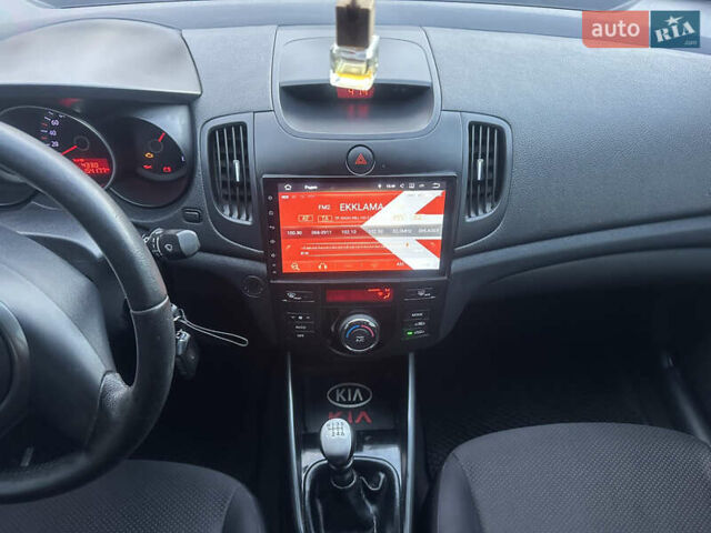 Білий Кіа Черато, об'ємом двигуна 1.59 л та пробігом 154 тис. км за 7500 $, фото 11 на Automoto.ua