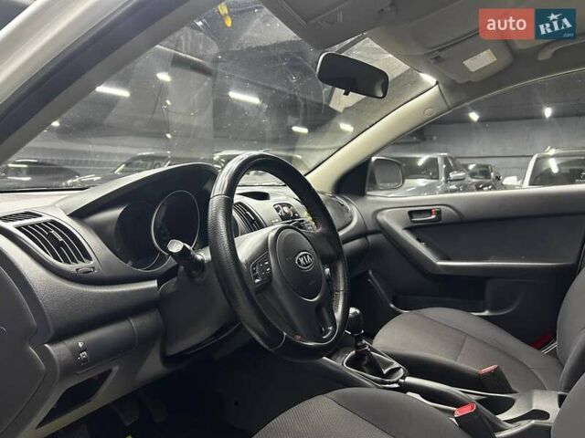 Білий Кіа Черато, об'ємом двигуна 1.59 л та пробігом 180 тис. км за 6300 $, фото 17 на Automoto.ua