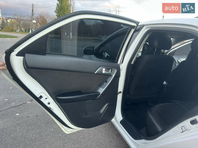 Білий Кіа Черато, об'ємом двигуна 1.59 л та пробігом 154 тис. км за 7500 $, фото 7 на Automoto.ua