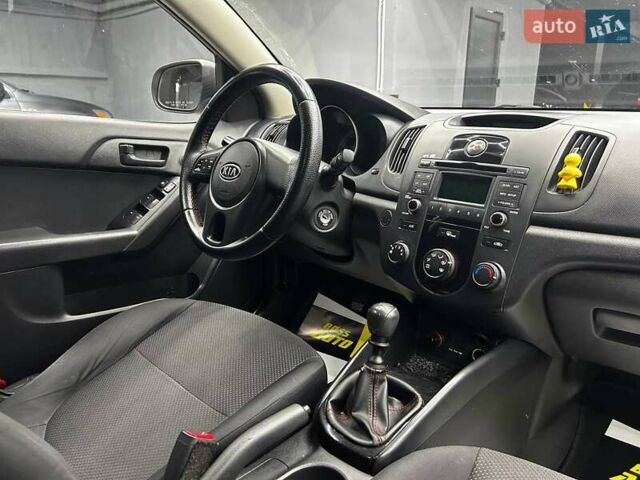 Білий Кіа Черато, об'ємом двигуна 1.59 л та пробігом 180 тис. км за 6300 $, фото 7 на Automoto.ua