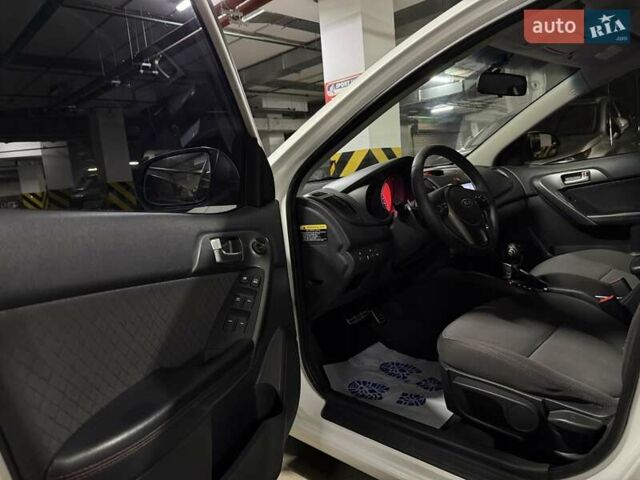 Білий Кіа Черато, об'ємом двигуна 2 л та пробігом 150 тис. км за 11400 $, фото 12 на Automoto.ua