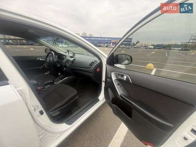 Белый Киа Черато, объемом двигателя 1.59 л и пробегом 118 тыс. км за 9600 $, фото 8 на Automoto.ua