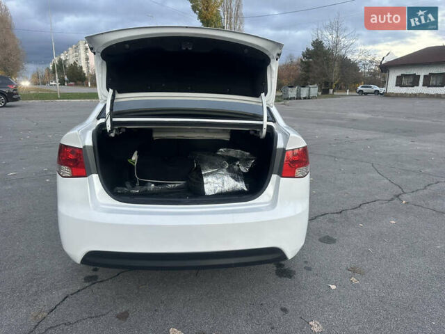 Білий Кіа Черато, об'ємом двигуна 1.59 л та пробігом 154 тис. км за 7500 $, фото 16 на Automoto.ua