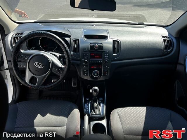 Киа Черато 2011 в Одессе на Automoto.ua Белый Киа Черато, объемом двигателя 2 л и пробегом 140 тыс. км за 8000 $, фото 6 на Automoto.ua