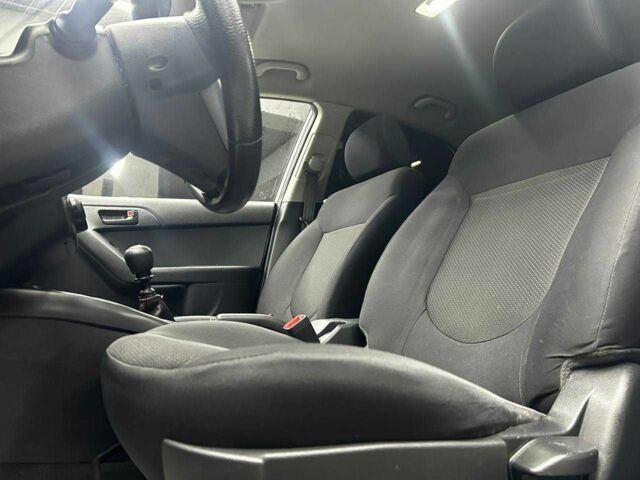 Белый Киа Черато, объемом двигателя 1.6 л и пробегом 180 тыс. км за 6300 $, фото 16 на Automoto.ua